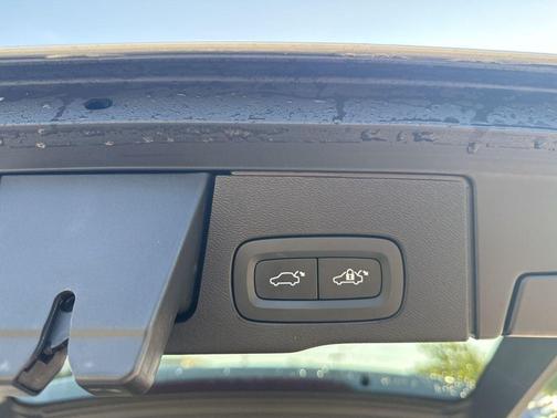 Crystal White 2023 Volvo XC60 B5 Ultimate Bright Theme