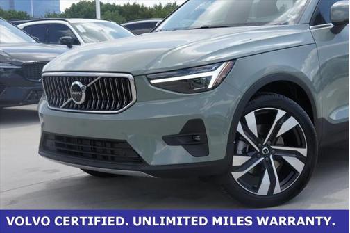 2025 Volvo XC40 B5 Plus Bright Theme
