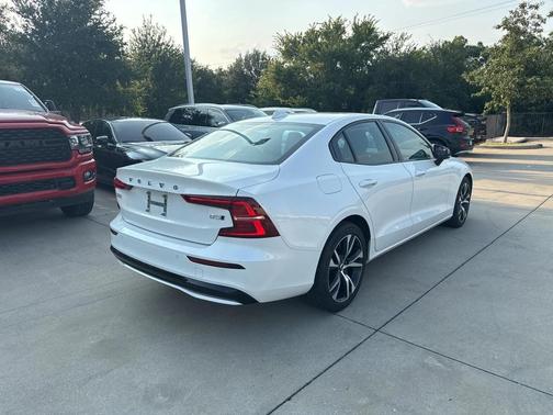 2024 Volvo S60 B5 Core Dark Theme