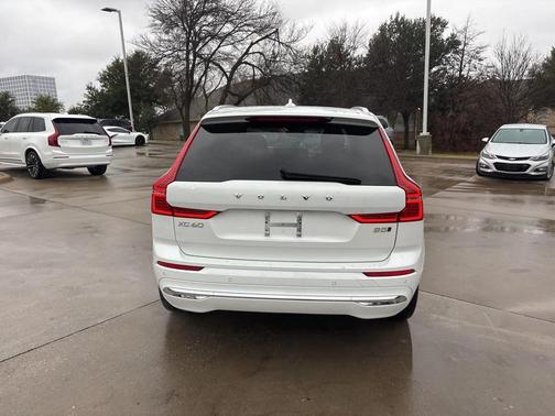 2023 Volvo XC60 B5 Ultimate Bright Theme