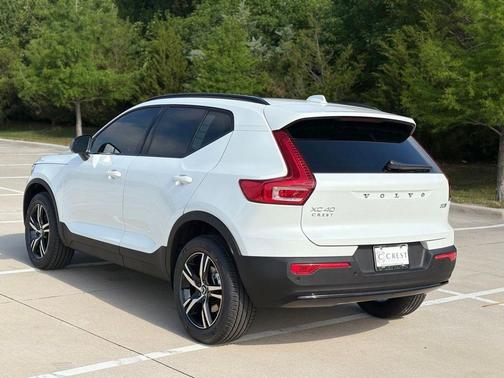 Crystal White 2026 Volvo XC40 B5 Core