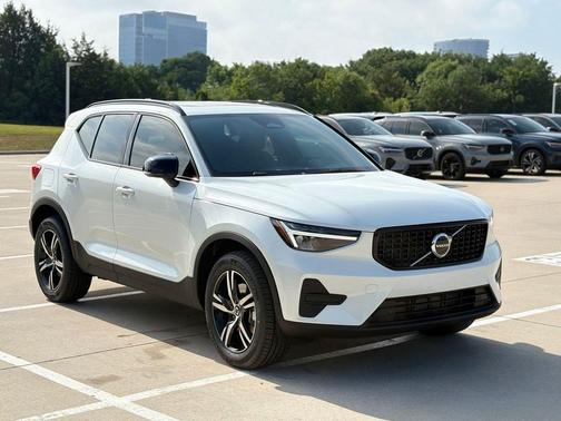 Crystal White 2026 Volvo XC40 B5 Core