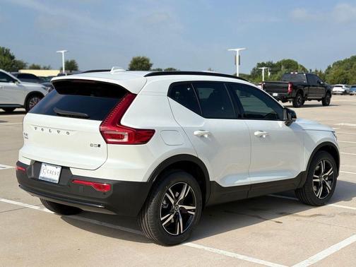 Crystal White 2026 Volvo XC40 B5 Core