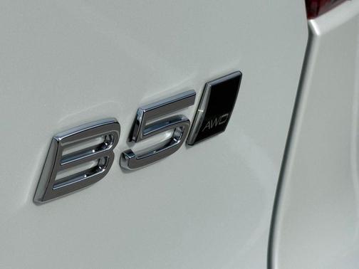 Crystal White 2026 Volvo XC40 B5 Core