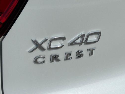 Crystal White 2026 Volvo XC40 B5 Core