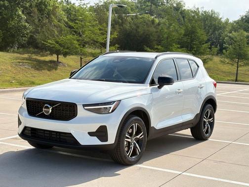Crystal White 2026 Volvo XC40 B5 Core