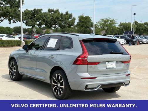 Vapour Gray Metallic 2024 Volvo XC60 B5 Plus Dark Theme