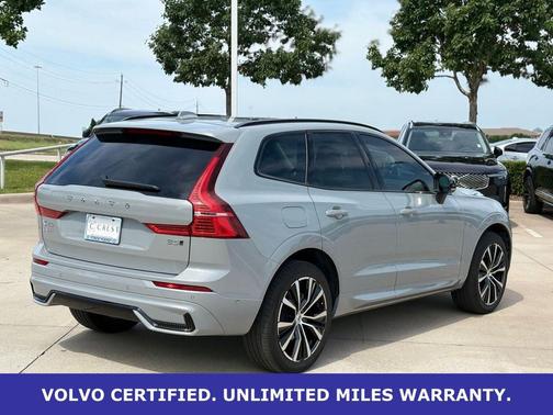 Vapour Gray Metallic 2024 Volvo XC60 B5 Plus Dark Theme