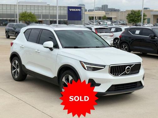Crystal White Pearl 2025 Volvo XC40 B5 Plus Bright Theme