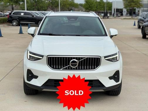 Crystal White Pearl 2025 Volvo XC40 B5 Plus Bright Theme