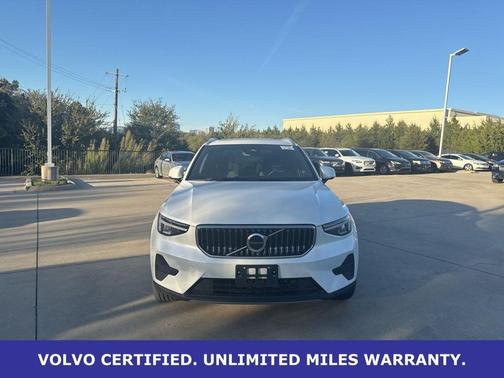 Crystal White Pearl 2025 Volvo XC40 B5 AWD