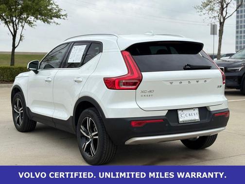 Crystal White Pearl 2025 Volvo XC40 B5 AWD