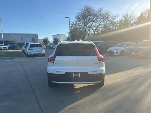 2025 Volvo XC40 B5 AWD