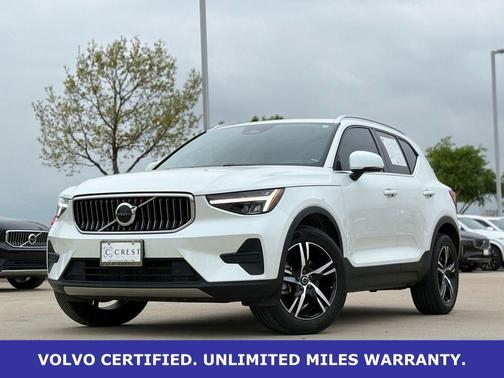Crystal White Pearl 2025 Volvo XC40 B5 AWD