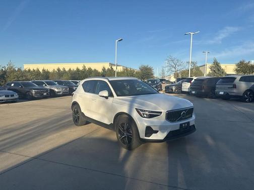 2025 Volvo XC40 B5 AWD
