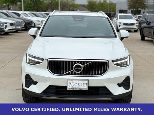 Crystal White Pearl 2025 Volvo XC40 B5 AWD