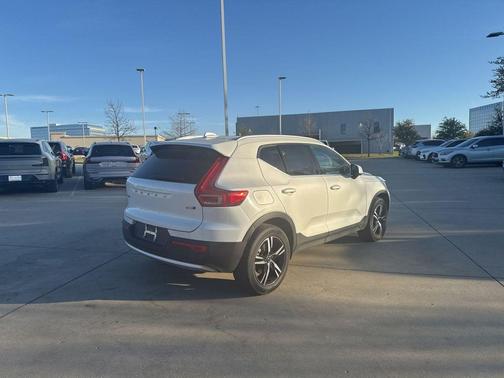 2025 Volvo XC40 B5 AWD