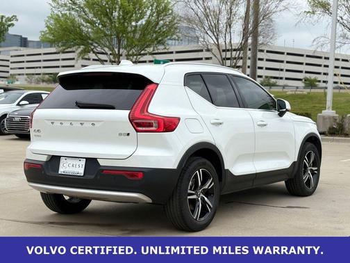 Crystal White Pearl 2025 Volvo XC40 B5 AWD