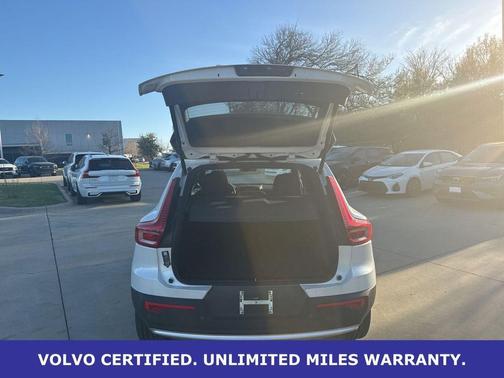 Crystal White Pearl 2025 Volvo XC40 B5 AWD