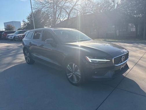 2025 Volvo V60 Cross Country B5 Plus