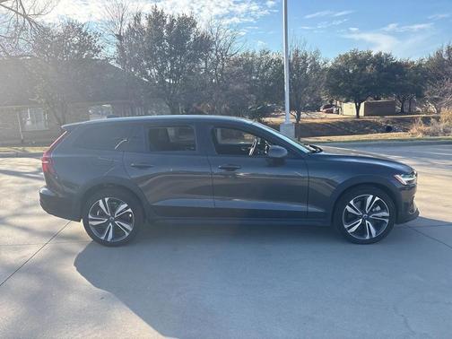 2025 Volvo V60 Cross Country B5 Plus