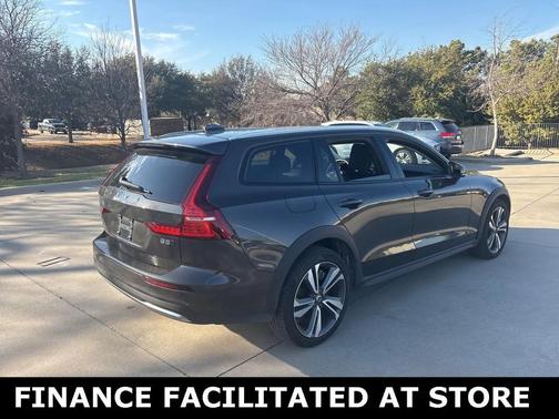 2025 Volvo V60 Cross Country B5 Plus