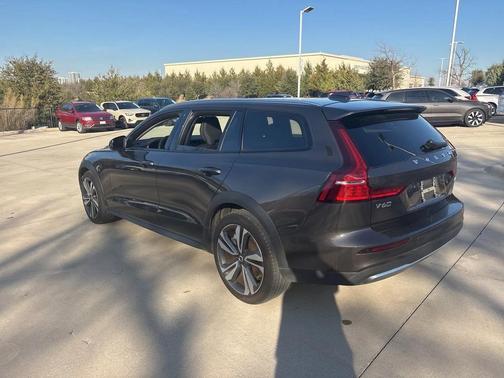 2025 Volvo V60 Cross Country B5 Plus