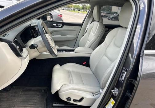 2023 Volvo XC60 B5 Ultimate Bright Theme