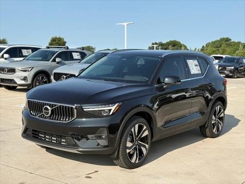 2025 Volvo XC40 B5 Ultra Bright Theme
