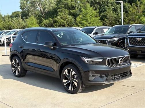 2025 Volvo XC40 B5 Ultra Bright Theme