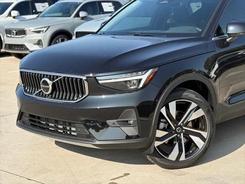2025 Volvo XC40 B5 Ultra Bright Theme