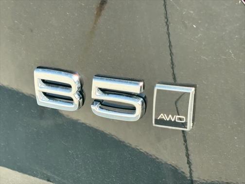 2025 Volvo XC40 B5 Ultra Bright Theme