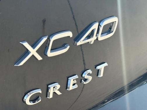 2025 Volvo XC40 B5 Ultra Bright Theme