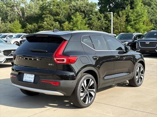 2025 Volvo XC40 B5 Ultra Bright Theme