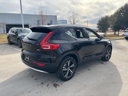 2025 Volvo XC40 B5 AWD
