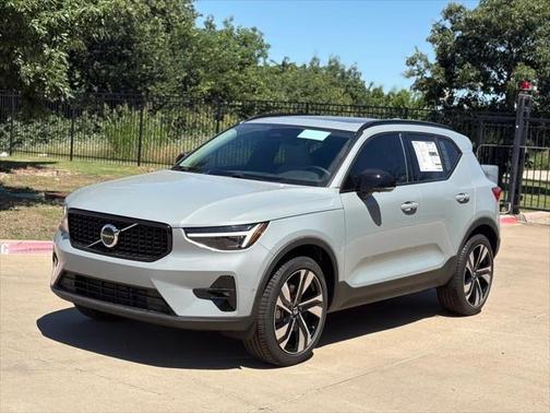 2025 Volvo XC40 B5 Ultra Dark Theme