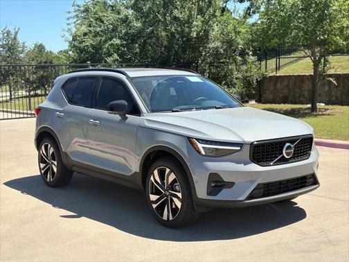 2025 Volvo XC40 B5 Ultra Dark Theme