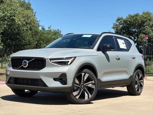 2025 Volvo XC40 B5 Ultra Dark Theme