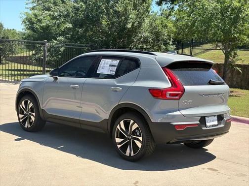 2025 Volvo XC40 B5 Ultra Dark Theme