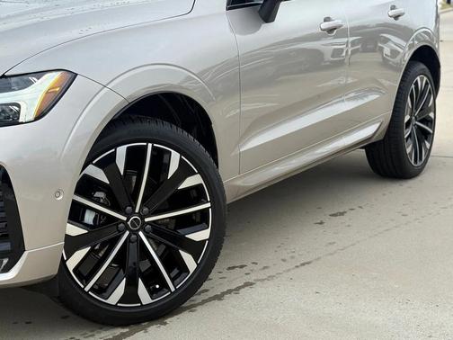 Bright Dusk 2026 Volvo XC60 B5 Ultra