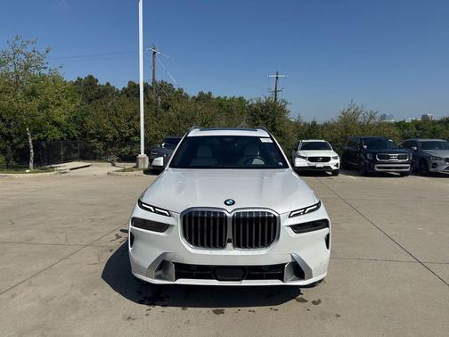 White Metallic 2025 BMW X7 xDrive40i