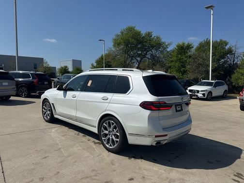 White Metallic 2025 BMW X7 xDrive40i