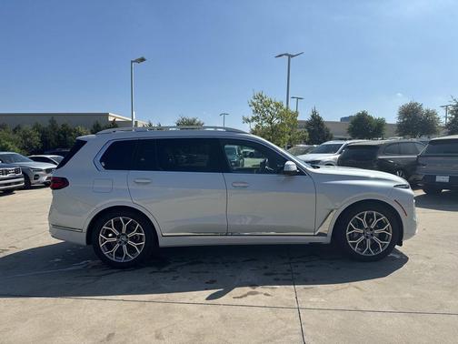 White Metallic 2025 BMW X7 xDrive40i