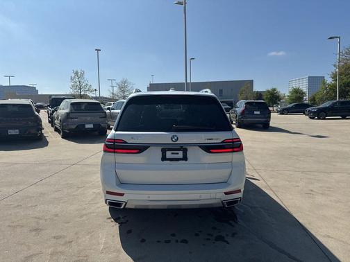 White Metallic 2025 BMW X7 xDrive40i