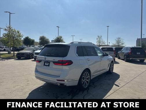 Mineral White Metallic 2025 BMW X7 xDrive40i