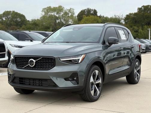 2026 Volvo XC40 Plus, B5 AWD Gas (mild hybrid), Dark