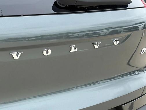 2026 Volvo XC40 Plus, B5 AWD Gas (mild hybrid), Dark