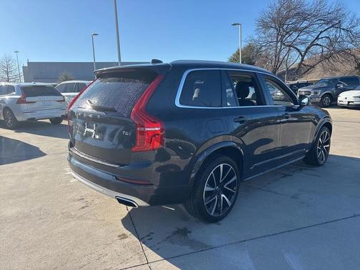 2021 Volvo XC90 T6 Momentum