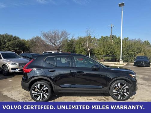 2023 Volvo XC40 Plus Dark Theme