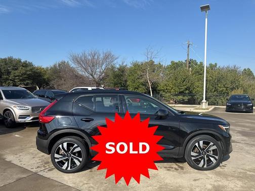 2023 Volvo XC40 Plus Dark Theme